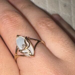 10k Solid Gold Vintage Mother-of-Pearl Leaf Ring with diamond in center